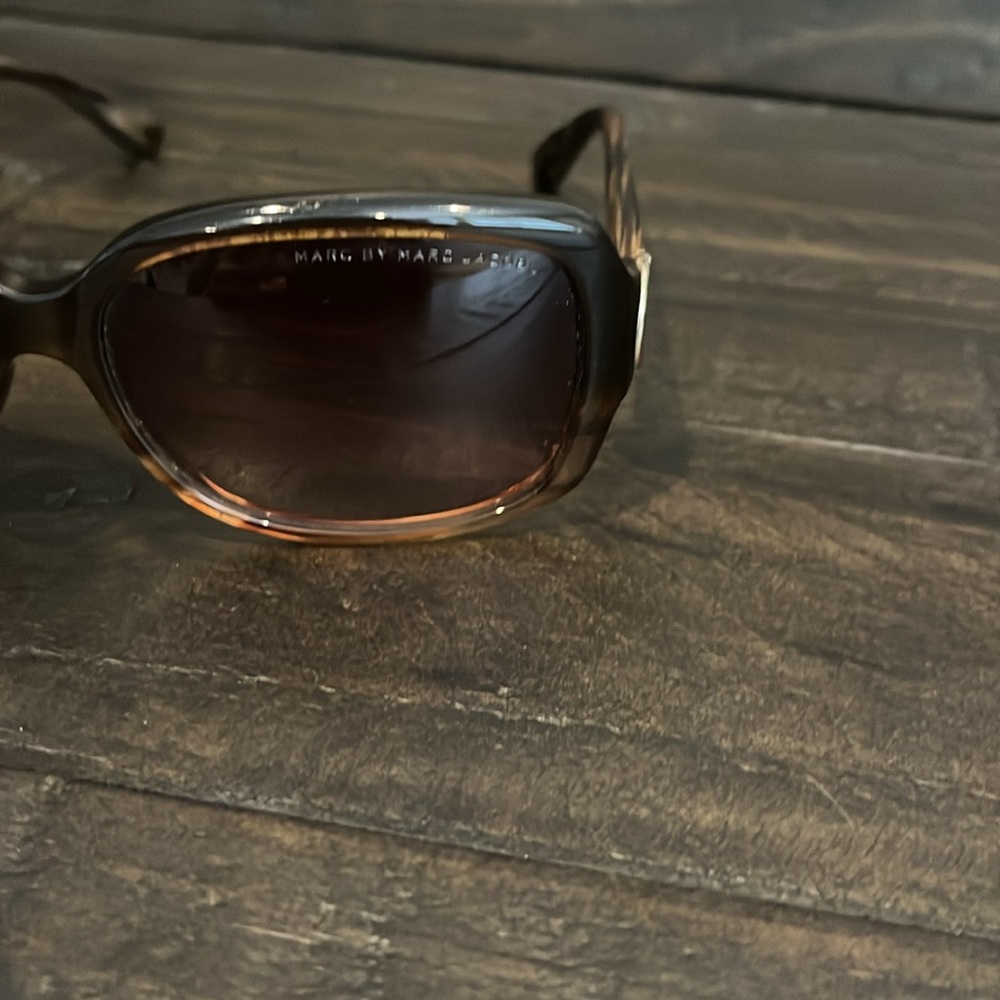 MARC BY MARC JACOBS SUNGLASSES W/ BRANDED CASE - Picture 3 of 10